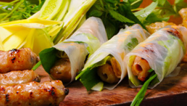 Pieczone na węglach szaszłyczki wieprzowo-rybne, zawijane w papier ryżowy