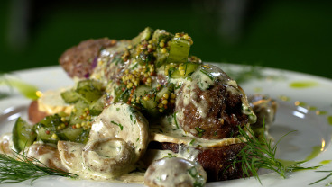 Kofty z jagnięciny podane z grzybami na chrupiącym chlebie