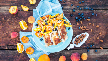 Deser z ciasta filo i sałatki owocowej 