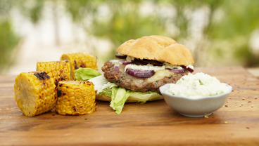 Kampingowy burger wołowy i serowe tzatziki