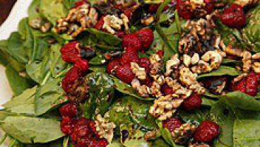 Szpinak z malinami i orzechami włoskimi