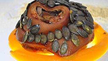 Golonka w glazurze z miodu lipowego i pestek dyni, puree z dyni i moreli