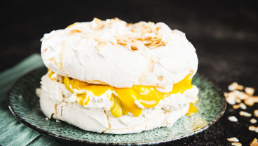 Wegański tort bezowy z kremem kokosowym i sosem owocowym