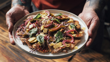 Carpaccio z ozorka wołowego z piklami, oliwą i serem