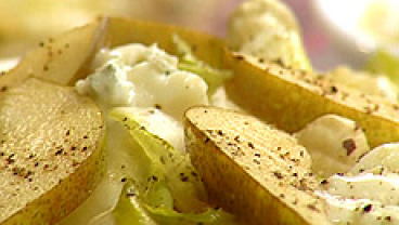 Cykoria z gruszkami, serem blue, orzechami laskowymi i orzechowym sosem