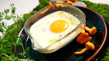 Jajka pieczone z kurkami i parmezanem