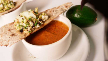 Chłodnik z pieczonych warzyw + podpłomyki orkiszowe z awokado