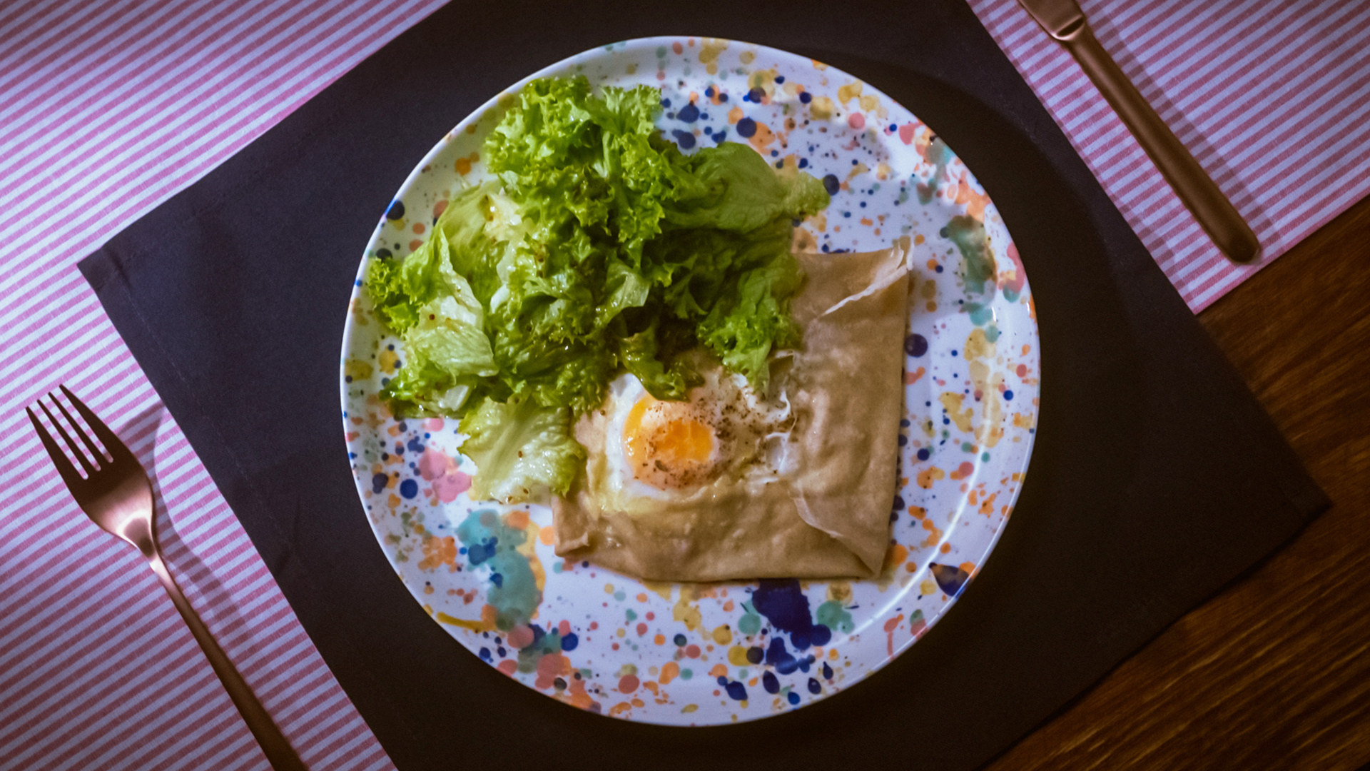 Galette z mąki gryczanej z szynką, serem i sałatą vinegrette