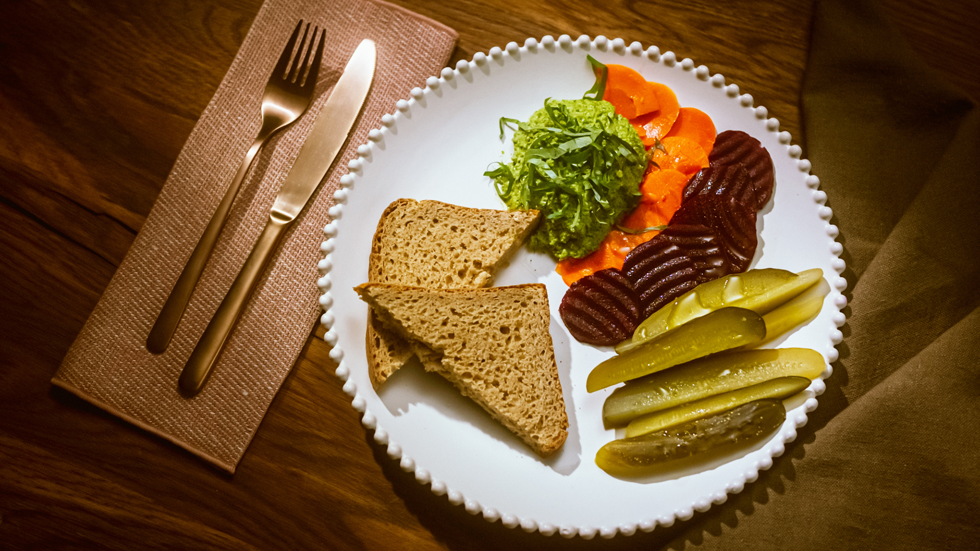 Talerz kiszonych warzyw z tostem żytnim i pesto z rukoli 