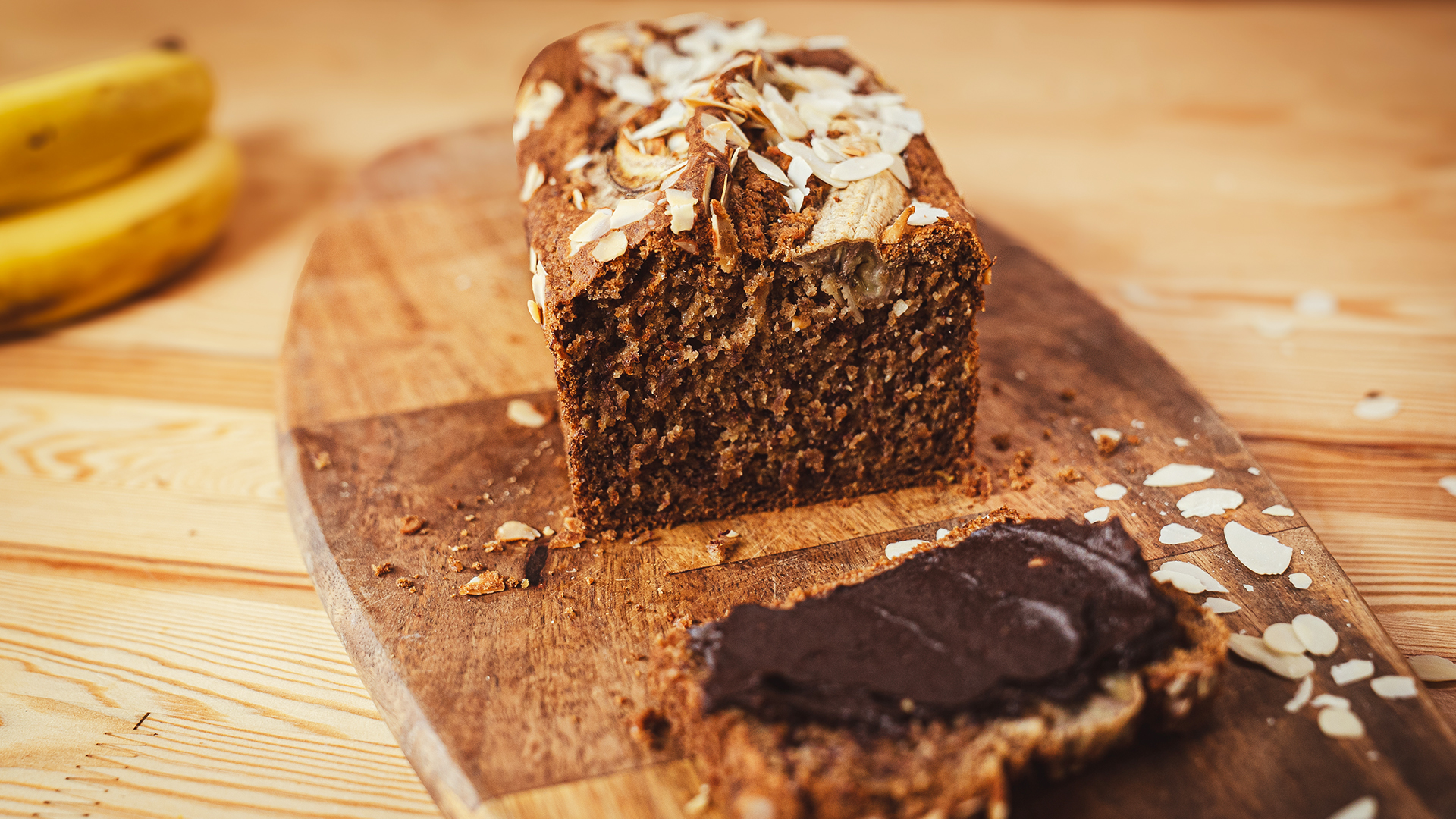 Chlebek bananowy z kremem z awokado