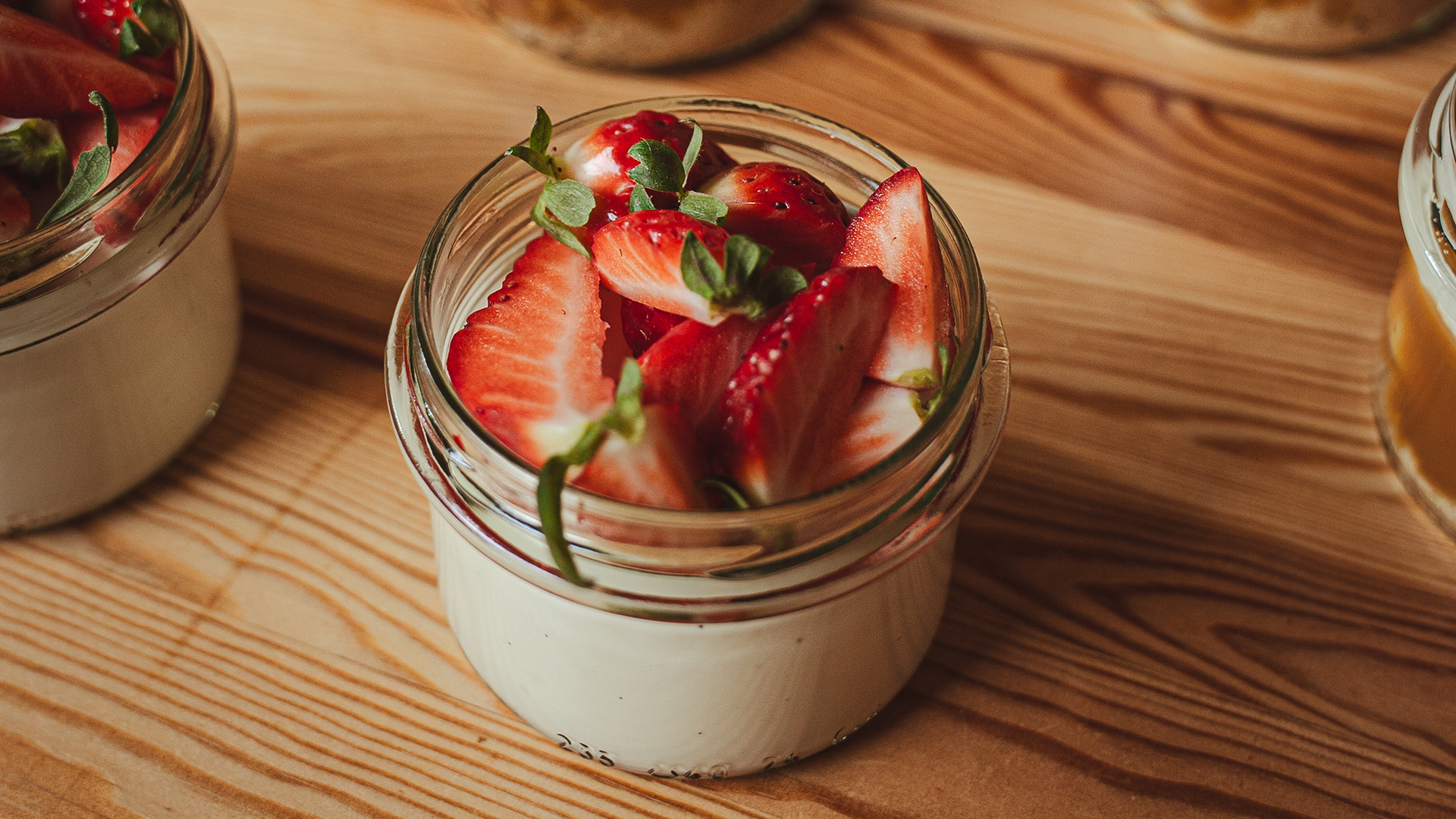 Panna cotta z musem truskawkowym