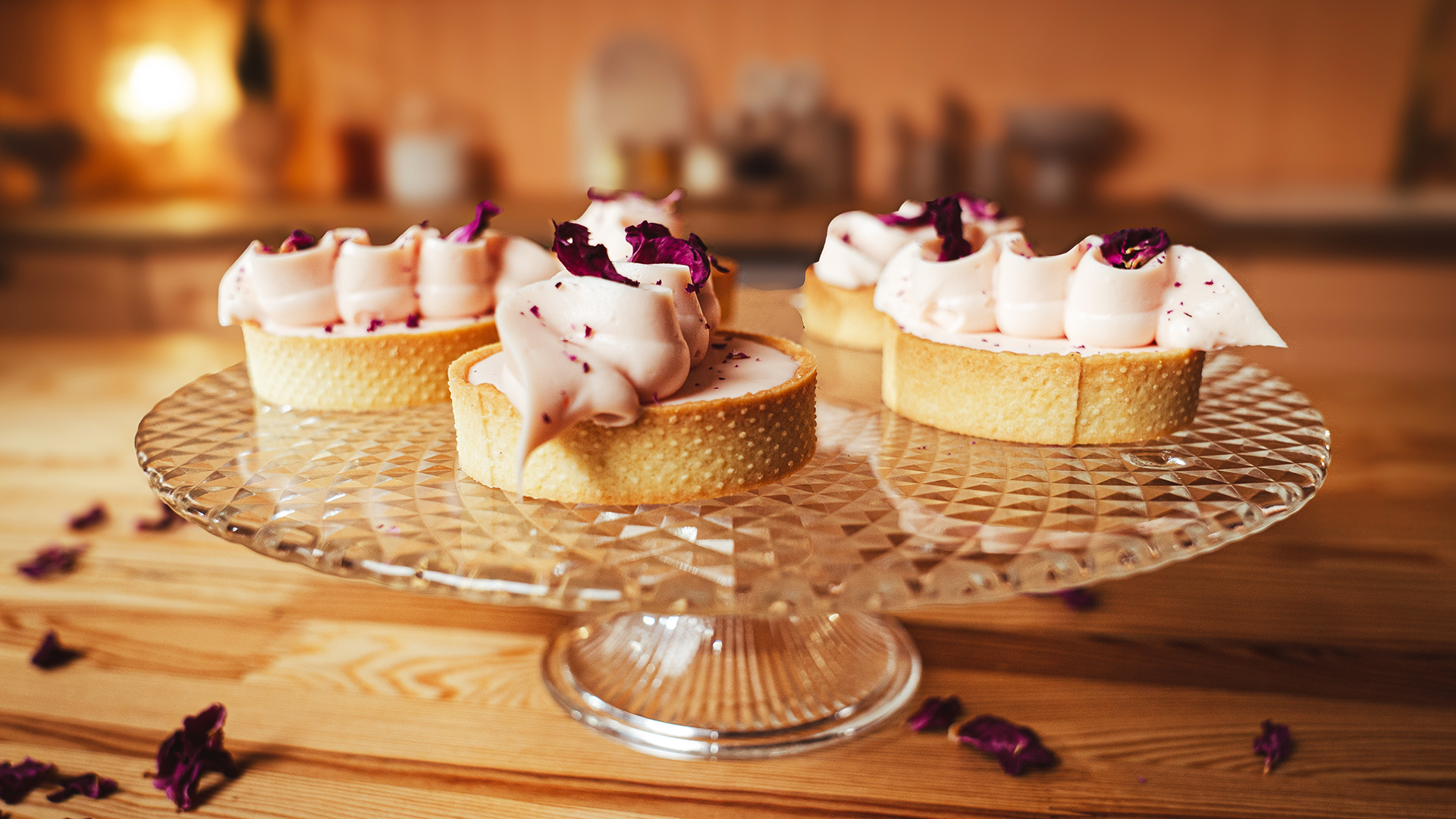 Tartaletki malinowe z różą z kremem z białej czekolady 